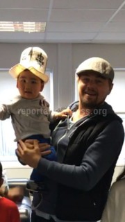 Сестры малыша Оскара из Кыргызстана, которого Леонардо Ди Каприо держал на руках, сфотографировались и с Фарреллом Уильямсом