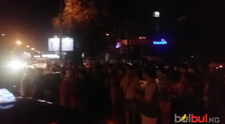 Видео — Конфликт таксиста, автолюбителя и сотрудников Патрульной милиции на Боконбаева-Абдрахманова