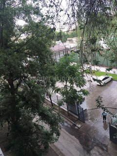 Платит ли теннисный клуб на Усенбаева-Шопокова за воду по счетчику, так как в день по 3-4 раза моет свою парковку? - читатель (фото)