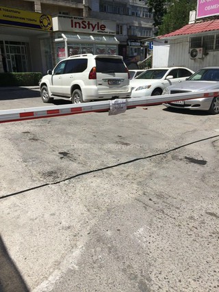 УПМ выдало предписание некоторым субъектам, расположенным на перекрестке Абдрахманова-Киевской, демонтировать шлагбаум по окончании срока эксплуатации