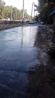 Из-за неисправности ирригационной системы тротуар на проспекте Ч.Айтматова после дождей наполняется лужей (фото)