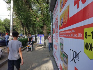 Рекламный штендер снова выставили на тротуар на ул.Московская, - читатель (фото)