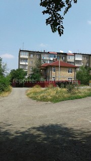 Читатель просит проверить законность строительства особняка на придомовой территории дома №17а по ул.Исанова в городе Ош (фото)