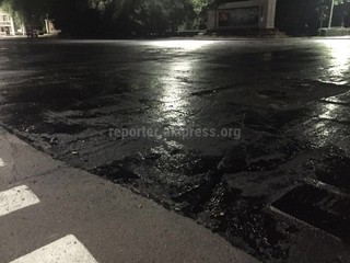 Люди ночью на старой площади Бишкека катаются на велосипедах и гольф-карах на свежезалитом смолой покрытии (фото, видео)