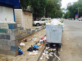 С новых мусорных контейнеров стекает «мусорный сок», - горожанин <i>(фото)</i>