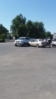 На перекрестке Боконбаева-Кулиева произошло ДТП с участием автомашины Land Cruiser, направлявшейся по встречной полосе <i>(фото)</i> На перекрестке Боконбаева-Кулиева произошло ДТП с участием автомашины Land Cruiser, направлявшейся по встречной полосе <i>(фото)</i>