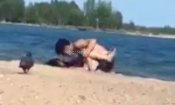 Мужики нудисты Отдыхающие сняли на видео пару, которая решила заняться любовью на пляже  Иссык-Куля (+18)