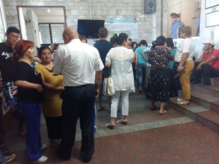 В мэрии города Бишкек собралась группа людей <i>(фото)</i>