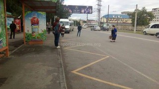 Жители 6 мкр рискуют жизнью, ожидая общественный транспорт на проезжей части <i>(фото)</i>
