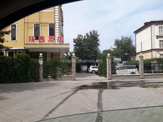 Мэрия Бишкека уведомила владельца ресторана на ул.Жибек жолу, у которого вывеска указана не на госязыке, об устранении нарушения