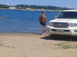 В селе Чок-Тал отдыхающий на Toyota заехал в озеро Иссык-Куль <i>(фото)</i>