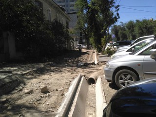 Ремонт тротуаров и ирригационной сети на участке ул.Токтогула приостановлен в связи со сносом деревьев, где планируется устройство парковок, - мэрия Бишкека