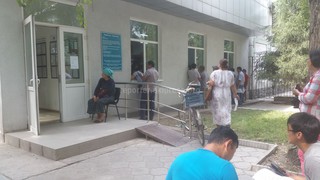 Почему в УГНС Ленинского района люди обслуживаются снаружи через окно? - читатель <i>(фото, видео)</i>