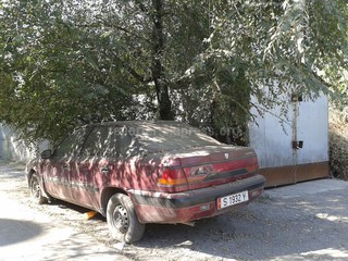 Жители дома №130 ул.Узгенской опасаются подходить к машине, которая 10 дней простаивает во дворе (фото)