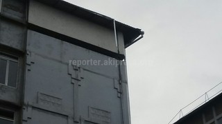 На крыше поликлиники №6 повисла часть металлической конструкции, которая представляет угрозу, - читатель (фото, видео)