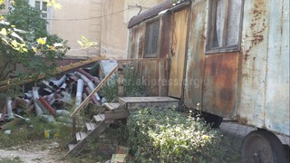 В Бишкеке возле Министерства культуры не убирается строительный мусор, - читатель (фото)