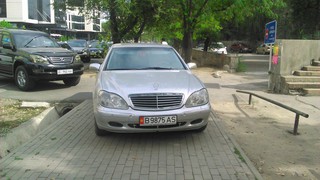 Читатель просит установить знаки, запрещающие въезд авто на территорию кардиобольницы на Токтогула-Тоголок Молдо