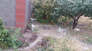 Дождевая вода из-за недоделанной до канала траншеи затопила дворы жителей ул.Муромской в Бишкеке, - читатель (фото)