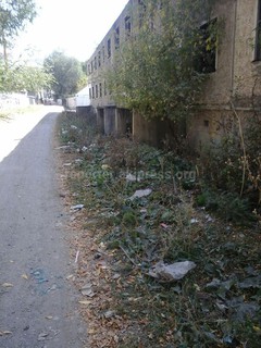 В селе Гульча Алайского района возле школы-гимназии им.Т.Отунчиева образовалась свалка (фото) В селе Гульча Алайского района возле школы-гимназии им.Т.Отунчиева образовалась свалка (фото)