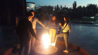 Фото — Группа молодых людей грелась у Вечного огня