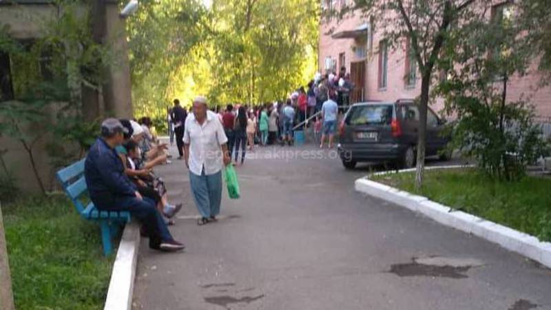 В поликлинике Кара-Балты образовалась очередь