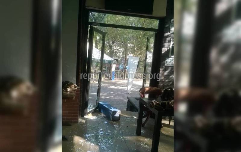 Видео — В кафе Greenwich рядом с кинотеатром «Ала-Тоо» ворвались неизвестные и избили сотрудников