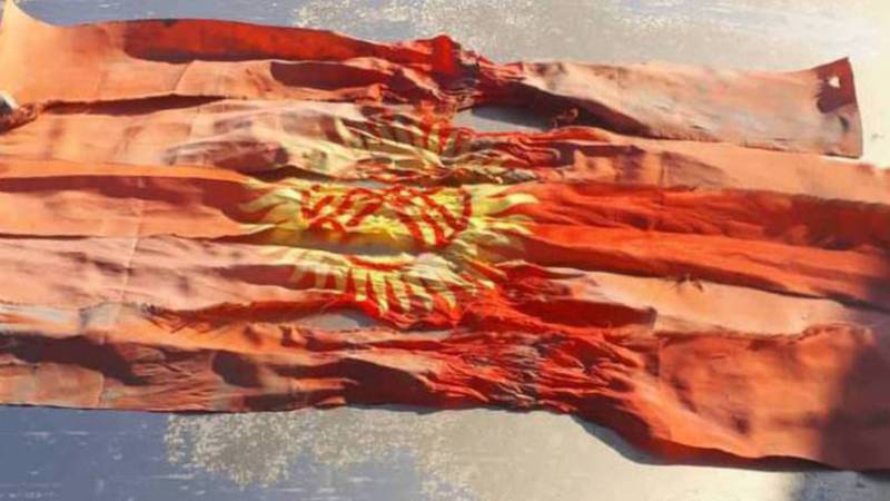 По факту разрезанного на ленточки флага Кыргызстана начата проверка, - ГУВД Бишкек