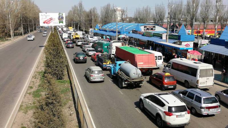 В Бишкеке на ул.7 Апреля от рынка «Мадина» до пр.Чуй постоянно автомобильный затор (фото)