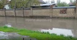 В с.Новопавловка на ул.Фрунзе №200 в дождливую погоду топит тротуар (видео)