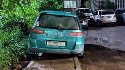 В Асанбае за домом №34 водители паркуют авто на тротуаре (фото)