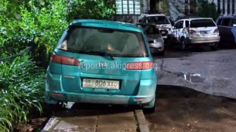 В Асанбае за домом №34 водители паркуют авто на тротуаре (фото)