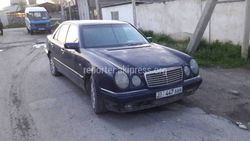 На Патриса Лумумбы - Орозова стоит брошенный «Мерседес» (фото)