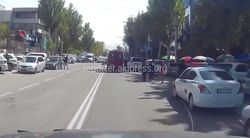 На ул.Шопокова невозможно проехать не выехав на встречную полосу движения (видео)