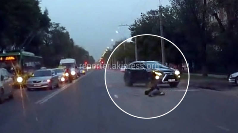 Видео — «Лексус» выехал на встречку и сбил пешехода