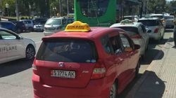 На остановке возле ЦУМа паркуются таксисты и мешают общественному транспорту (фото)
