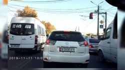 На ул.И.Раззакова в Оше №143 маршрутка с госномером 06KG 449 ABB проехала по встречной полосе
