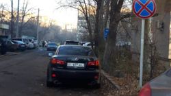 На Горького-Тыныстанова снова паркуются в неположенном месте