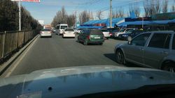 Возле рынка Мадина машины паркуются под пешеходным переходом