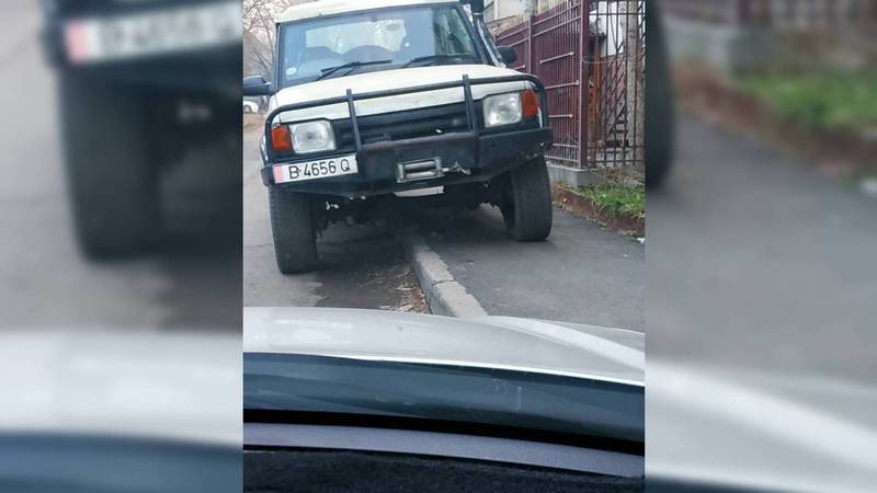 На улице Токтогула внедорожник припарковали на тротуаре (фото)