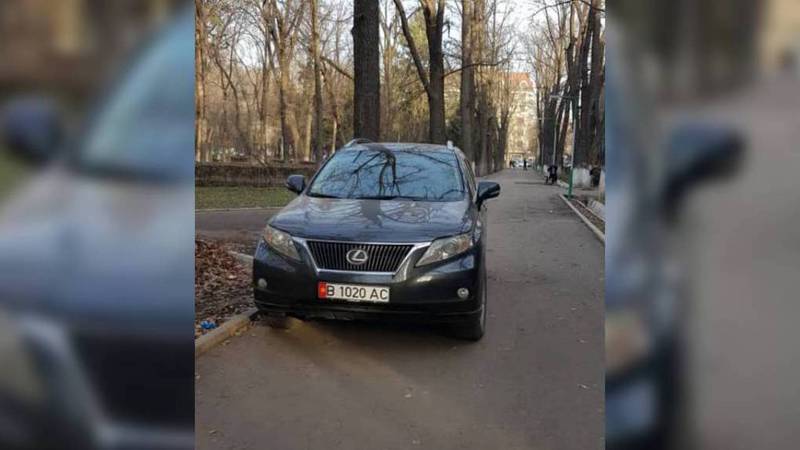 В сквере на Московской-Тоголок Молдо «Лексус» припарковали на тротуаре