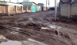 Жительница Арча-Бешика: Из-за ужасных дорог жители ходят в пакетах поверх обуви