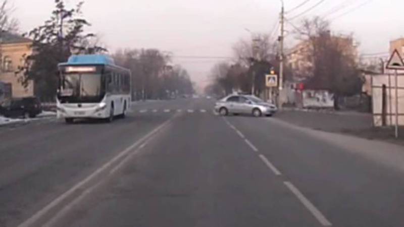 В Бишкеке машина патрульной милиции нарушила ПДД. Видео