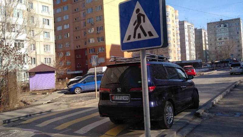 Возле школы №73 в Тунгуче «Хонду» припарковали на пешеходном переходе. Фото