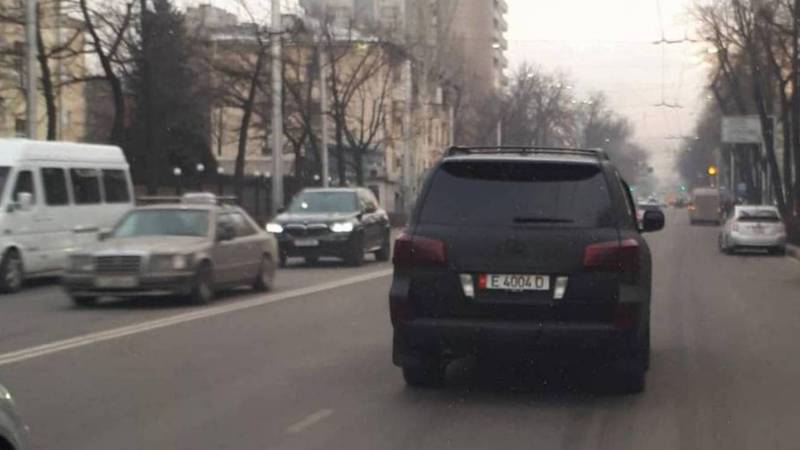 В центре Бишкека ехал полностью затонированный «Лексус». Видео, фото