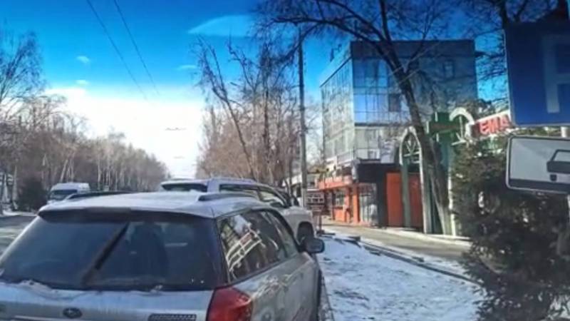 В Бишкеке инспектор бездействовал в отношении нарушителей ПДД, - горожанин