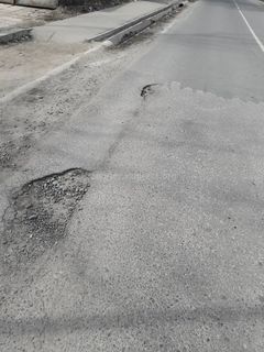 На Загорской-Калинина высыпается асфальт проезжей части (фото)