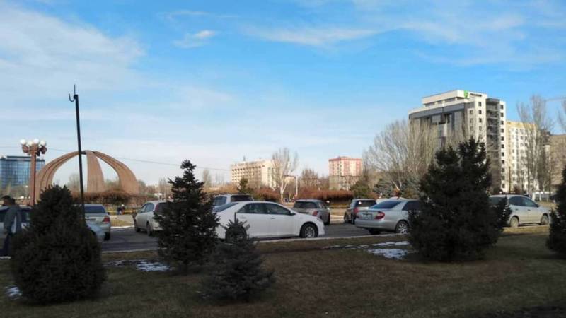 На площади Победы разрешили парковку машин?