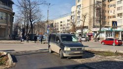 На ул.Токтогула водитель «Хонды» припарковался на тротуаре. По Carcheck за машиной числятся 6 штрафов. <b>Фото</b>