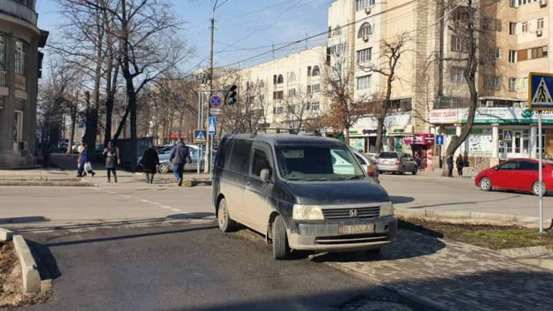 На ул.Токтогула водитель «Хонды» припарковался на тротуаре. По Carcheck за машиной числятся 6 штрафов. Фото