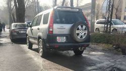 На ул.Фучика водители паркуются на тротуаре. Фото